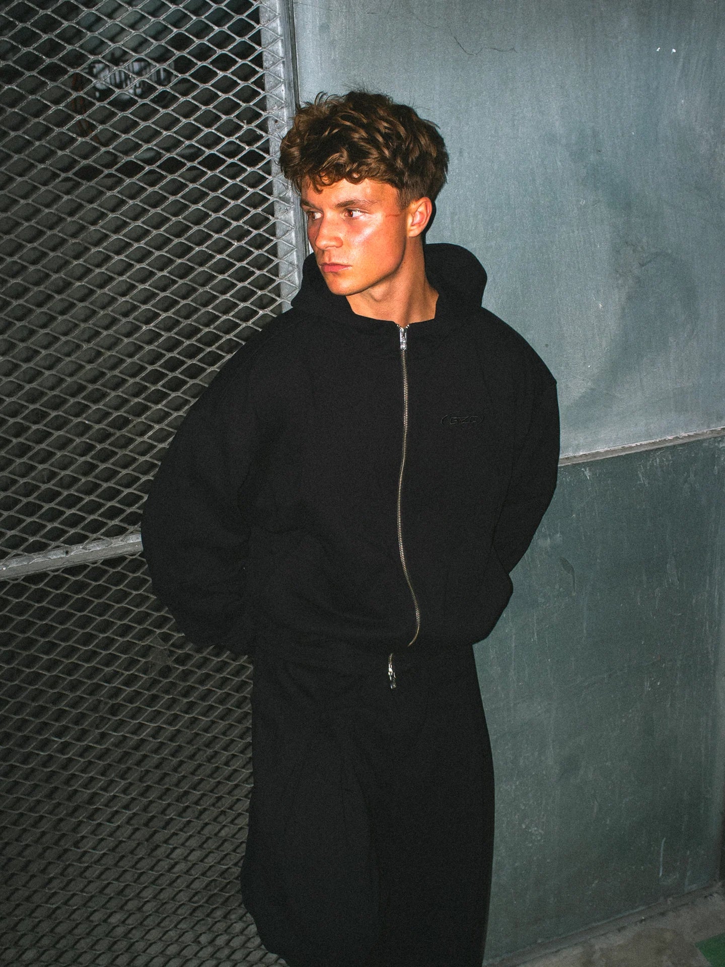 ESSENTIAL + BOXY HOODIE - BLACK