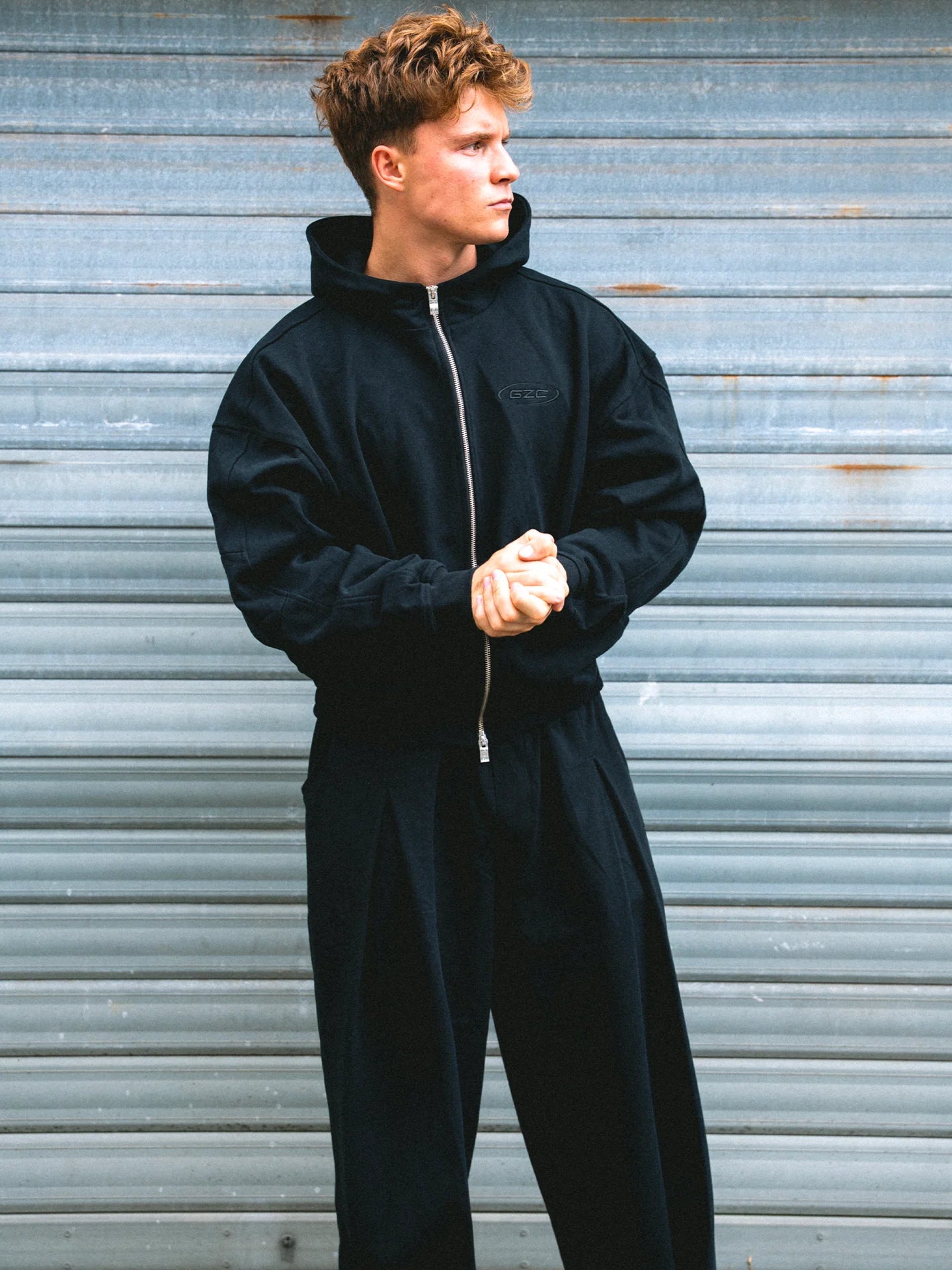 ESSENTIAL + BOXY HOODIE - BLACK